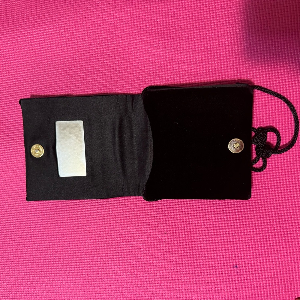 Black Vintage Velvet Crossbody Clutch - Picture 3 of 4